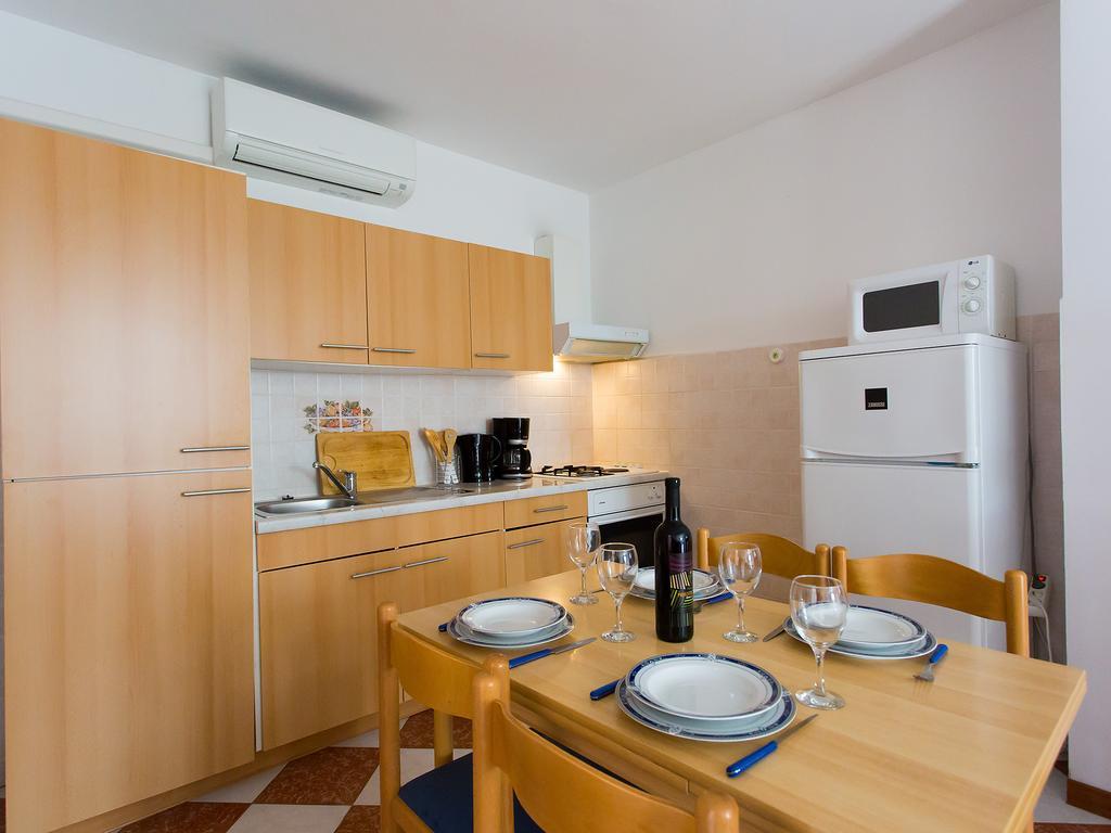 Apartments Ava โปเรช ภายนอก รูปภาพ