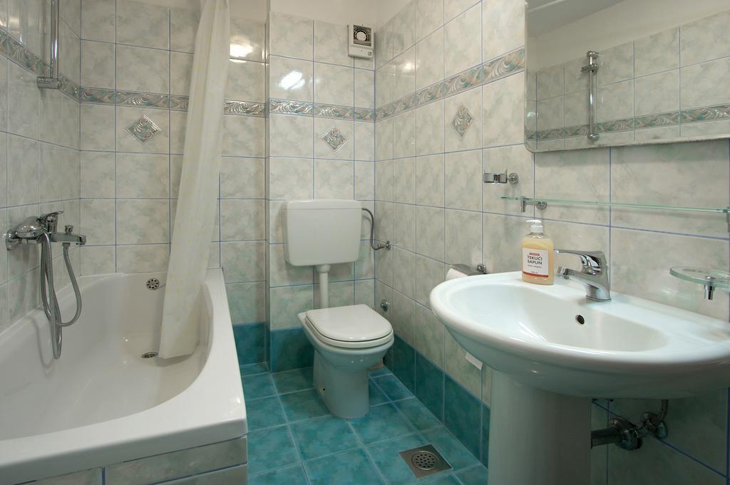Apartments Ava โปเรช ภายนอก รูปภาพ